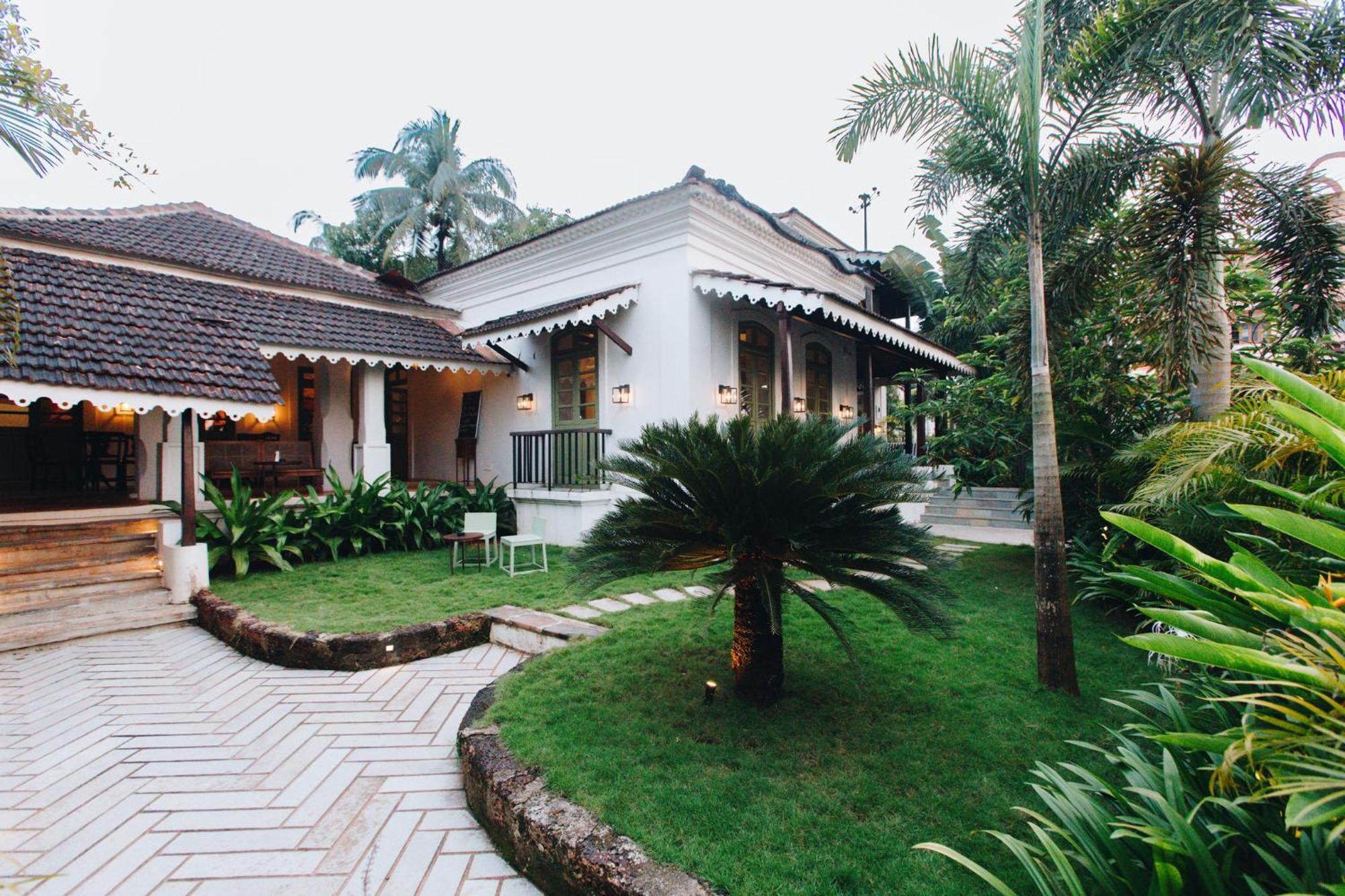 The Project Cafe Hotel Aldona Bagian luar foto