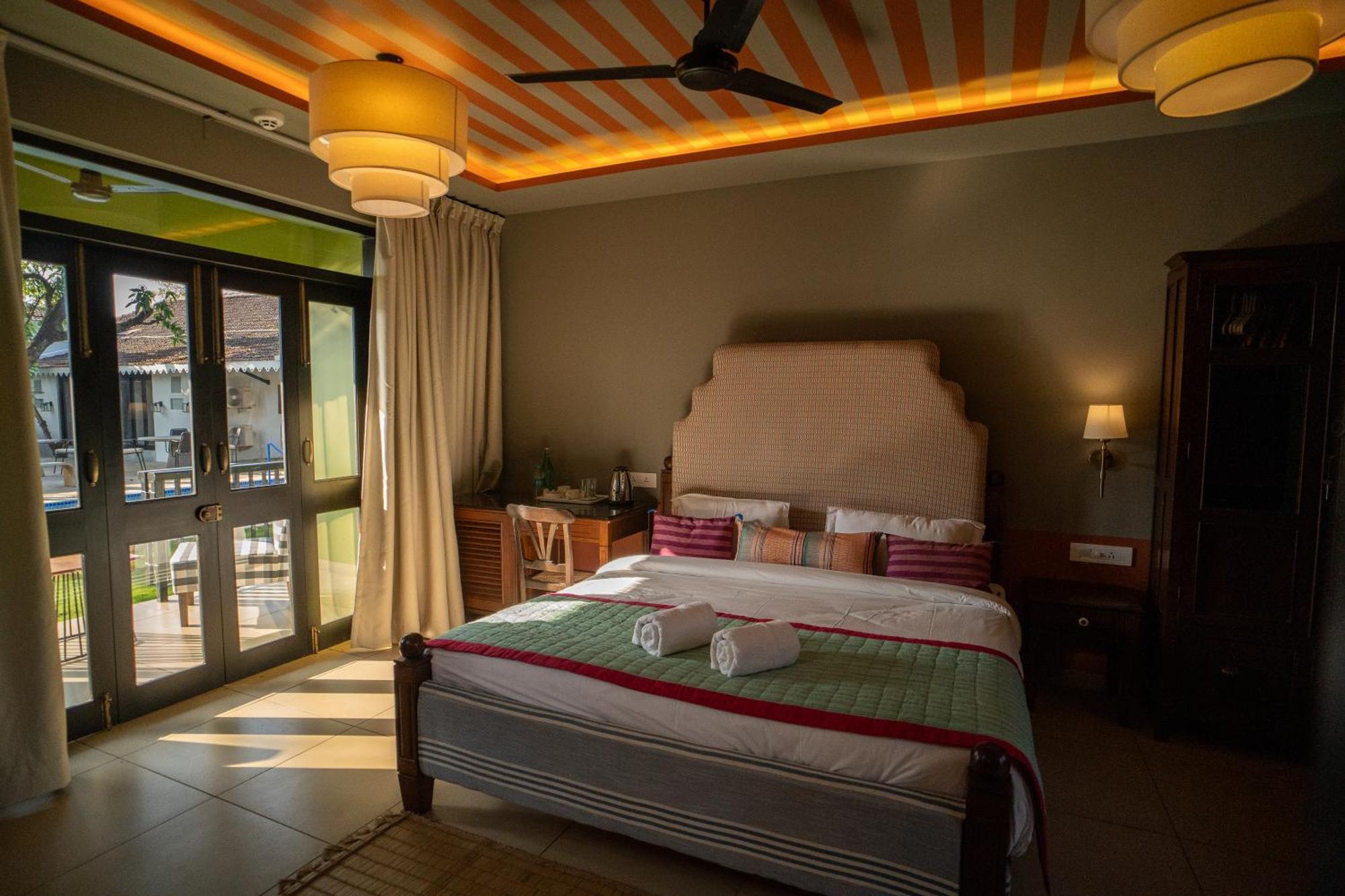 The Project Cafe Hotel Aldona Bagian luar foto