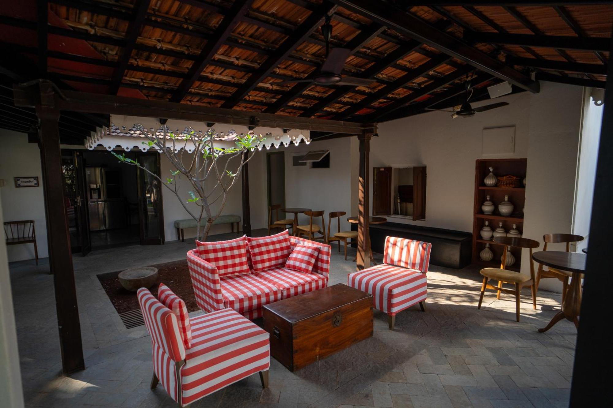 The Project Cafe Hotel Aldona Bagian luar foto